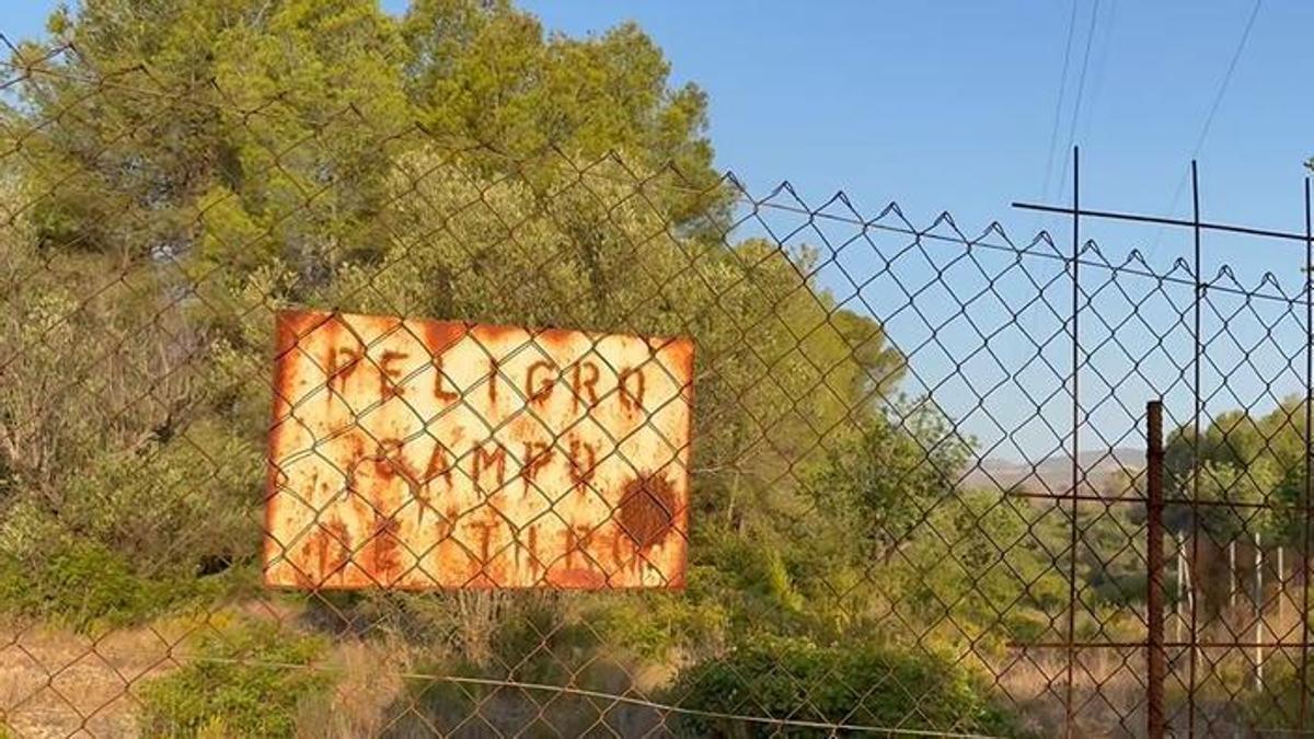 Uno de los carteles de señalización del campo.