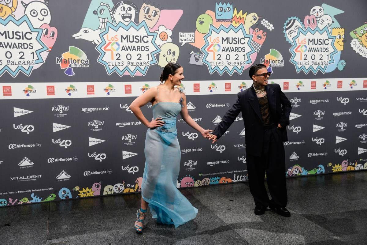 Rosalía y Rauw Alejandro de la mano a su llegada a los 40 Music Awards