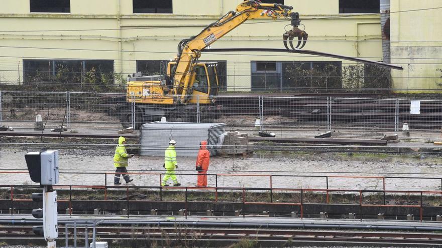 Retirada de vías, en noviembre, como parte de la obra del Estado en la estación intermodal.  | // CARLOS PARDELLAS