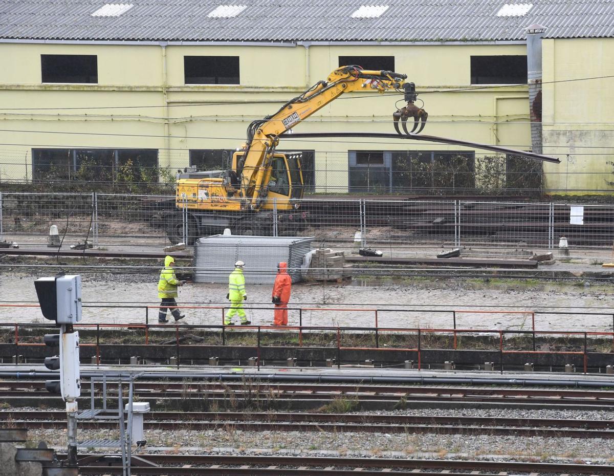 Retirada de vías, en noviembre, como parte de la obra del Estado en la estación intermodal.  | // CARLOS PARDELLAS