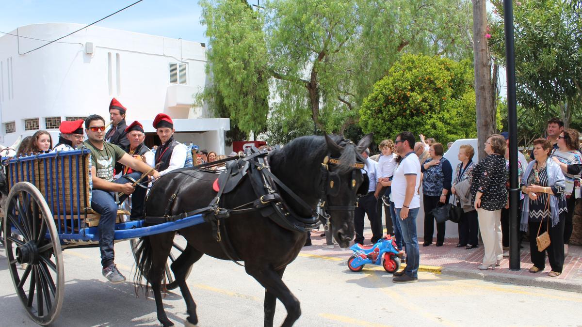 Desfile de carros tradicional en las fiestas de es Puig d’en Valls.
