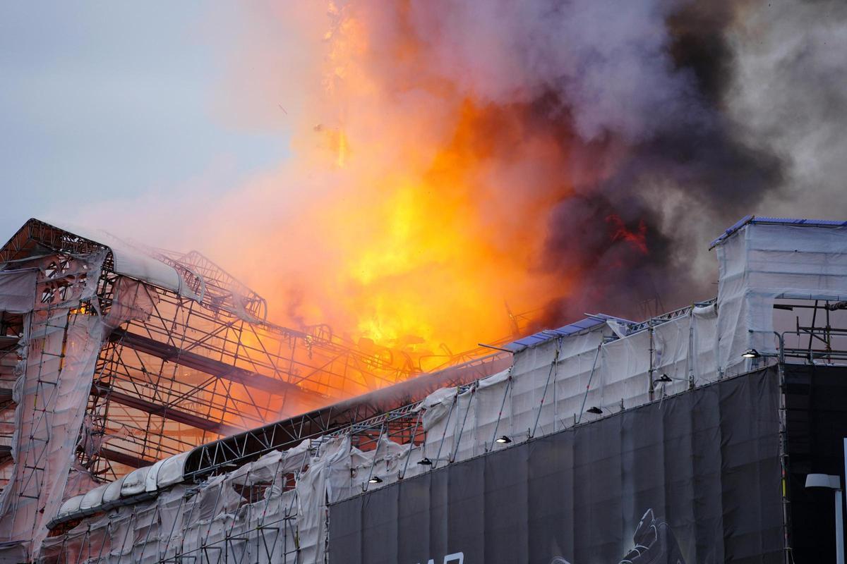 El fuego devora el edificio de la Bolsa de Copenhague