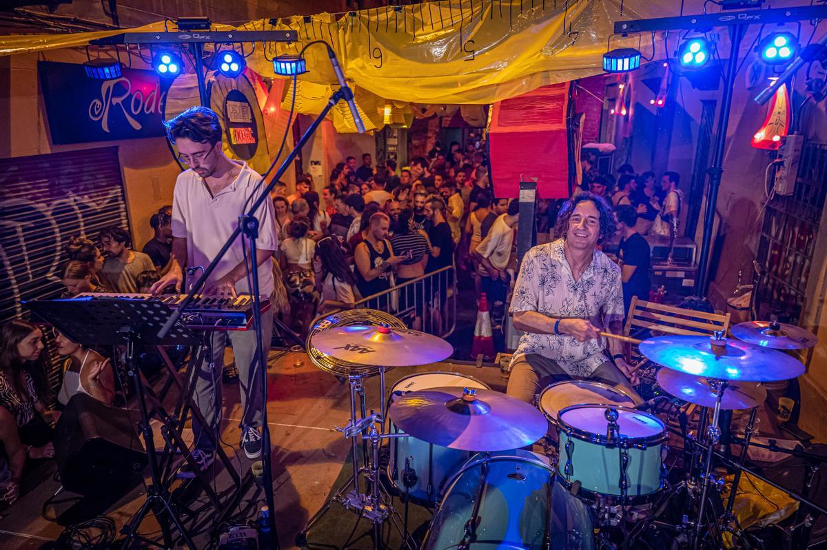 Ambiente nocturno de la Festividad de Santa María, en el barrio de Gràcia