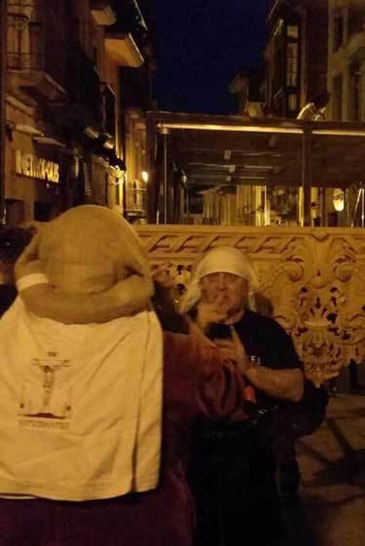 El costalero Andrés Llavona, ayer, durante el ensayo, dando indicaciones a un compañero, con el paso a su espalda.
