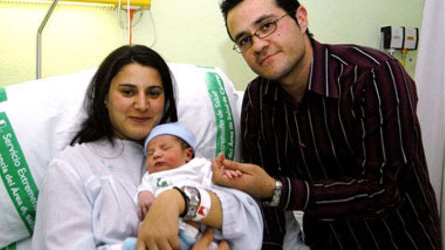 Oliver, el primer extremeño del 2009, nace en Cáceres cinco minutos después de las campanadas