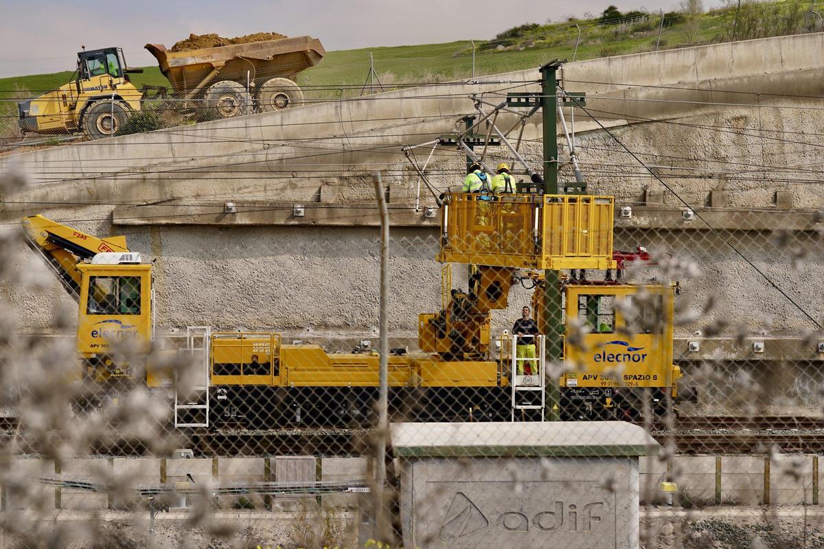 Imágenes de este lunes de los trabajos que se están llevando a cabo en la vía de Alta Velocidad en Álora que une Málaga con Madrid