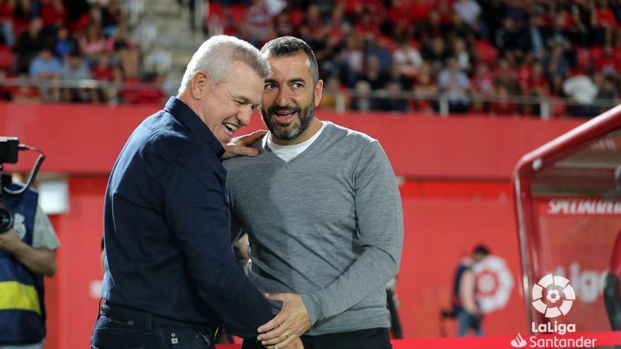 Aguirre saluda a Diego Martínez antes del arranque del partido.