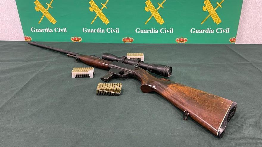 La Guardia Civil detiene a un vecino de Langreo por delito de tenencia ilícita de armas