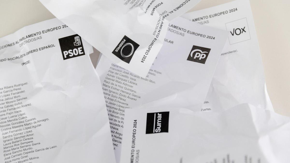 Papeletas electorales de diferentes partidos políticos que se presentan como candidatos al Parlamento Europeo.