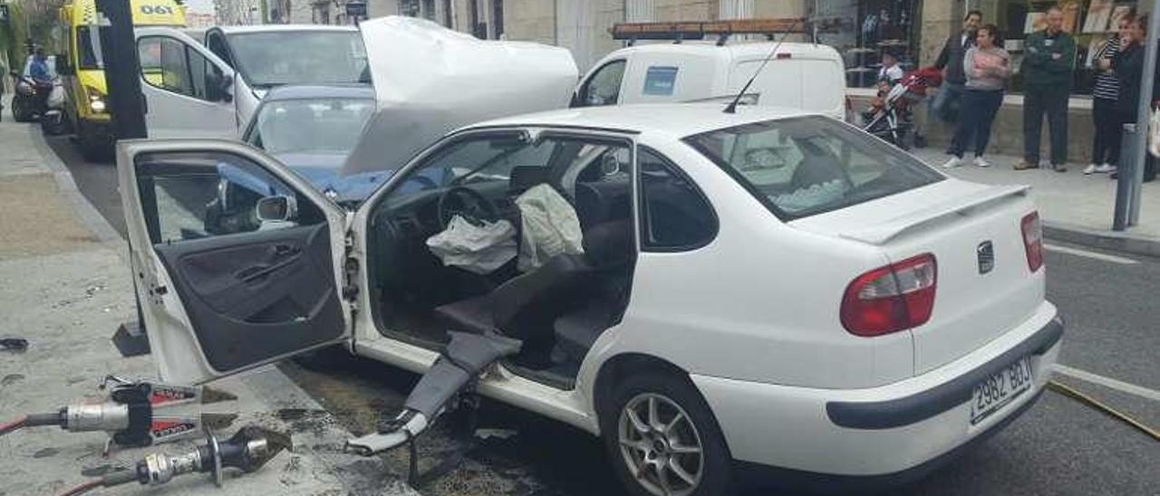 Estado en que quedó el coche accidentado en la avenida de Galicia.