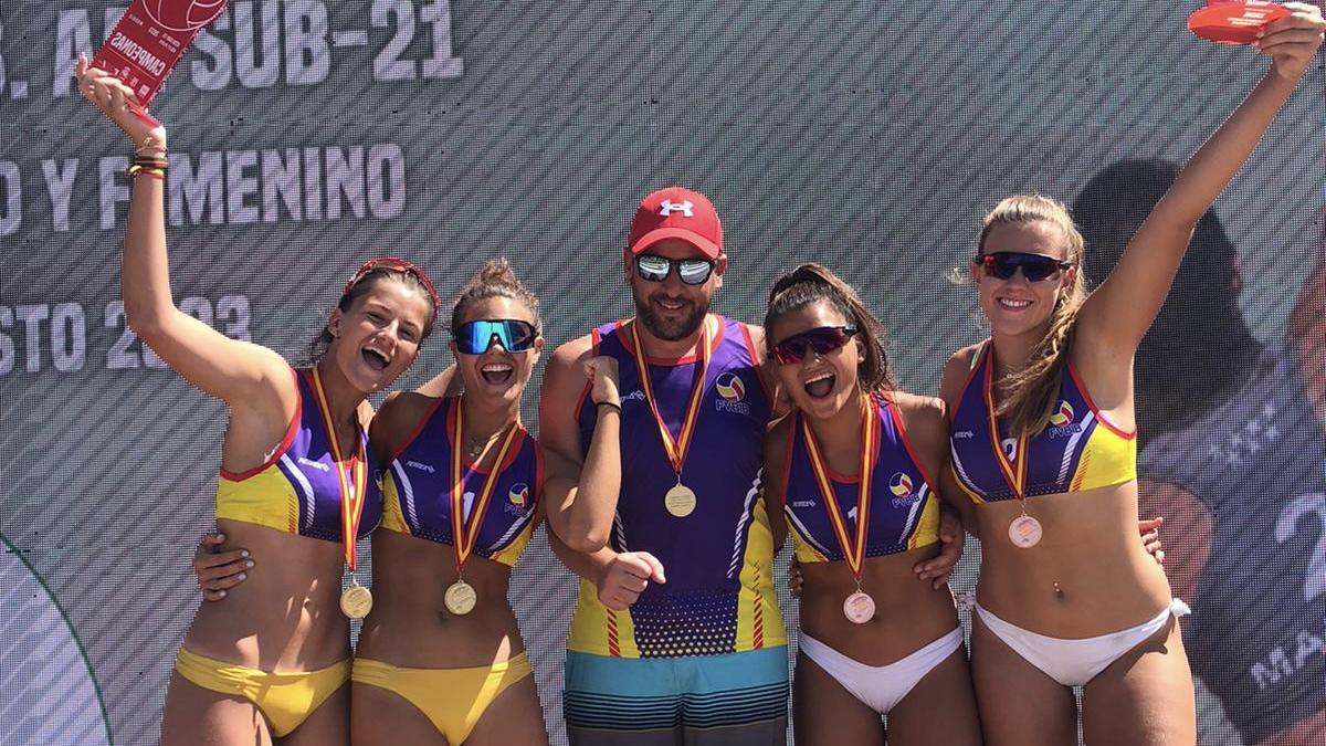 Tinons Munar, Tonina Pont, Pedro Perelló, Ainoa Amoroso y Natàlia Binimelis posan con el trofeo de campeonas y terceras clasificadas del CESA Sub-21.