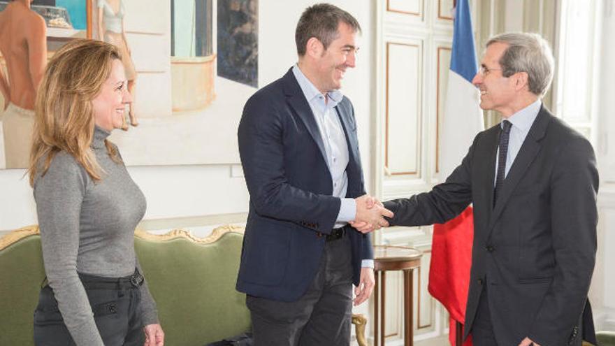 La Consejera de Hacienda, Rosa Dávila, con el presidente, Fernando Clavijo, durante la recepción ayer del embajador de Francia en España, Yves Saint-Geours.