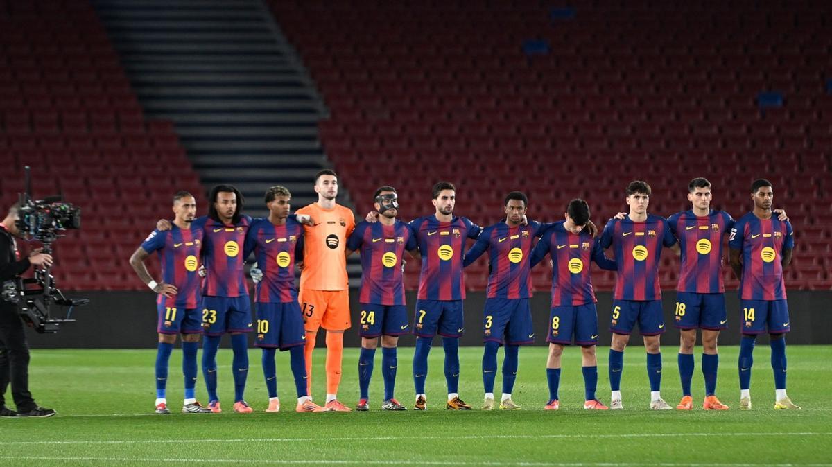 Los jugadoress del Barça guardan un minuto de silencio en memoria del exdirectivo Gabriel Masfurroll, fallecido horas antes.