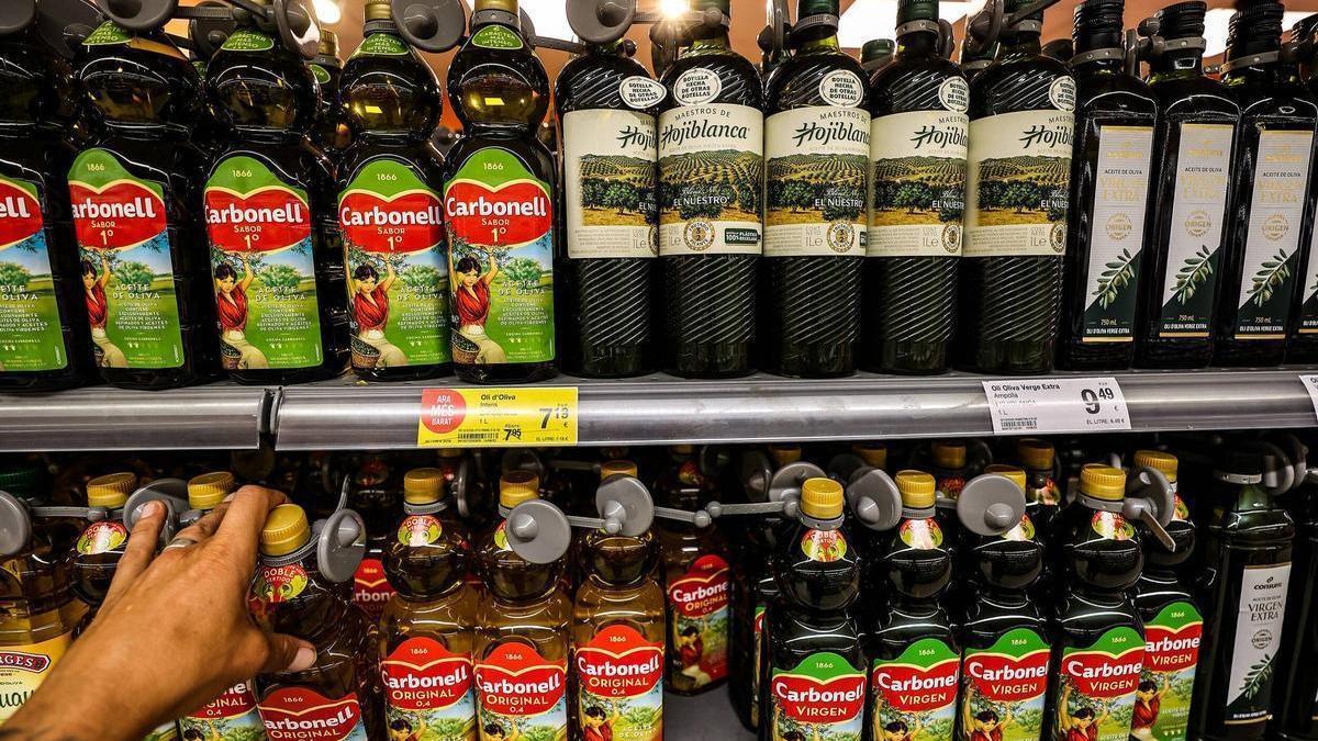 El precio del aceite de oliva se dispara y va para largo: Se avecina un  desastre económico y social en el sector del olivar