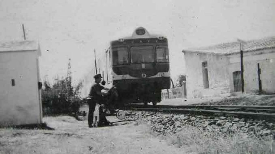 Un tren TER-Ruta de la Plata a su paso por Piedrahíta de Castro en torno al año 1975.