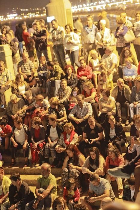 Espectáculo pirotécnico en las fiestas de Begoña, en Gijón.