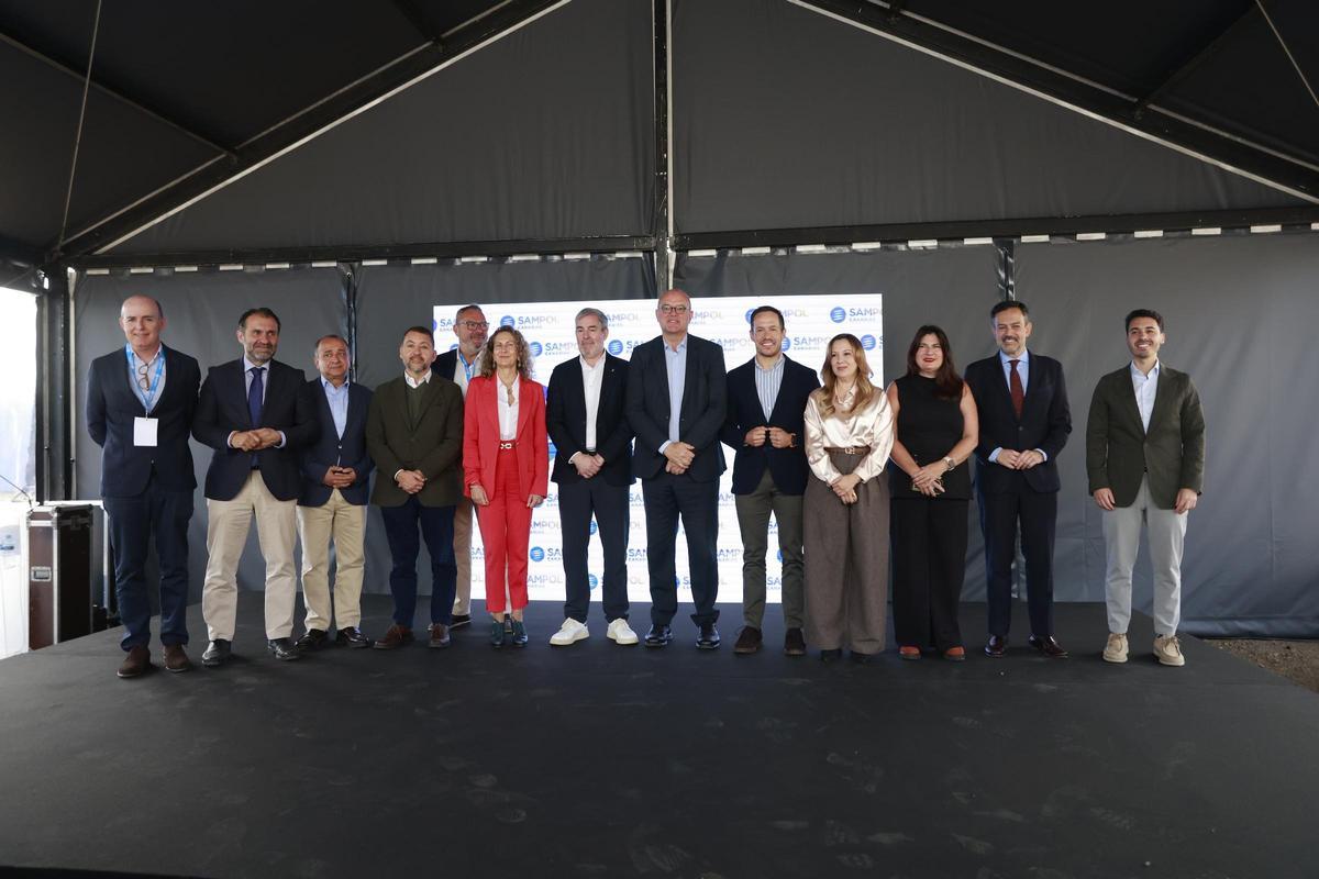 Autoridades junto al equipo de SAMPOL en la inauguración de la planta de generación eléctrica de emergencia de La Campana, desarrollada por SAMPOL Canarias en el Polígono Industrial La Campana (Santa Cruz de Tenerife).