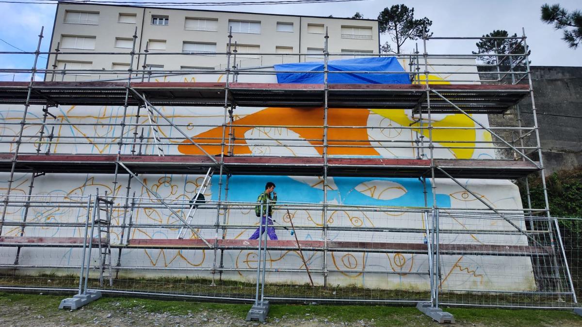 Foni Ardao trabaja ya en el mural del aparcamiento de La Ñora