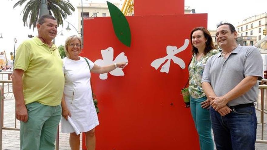 Teresa Porras y Gemma del Corral, esta mañana junto a la portada que ya se levanta en la calle Larios.