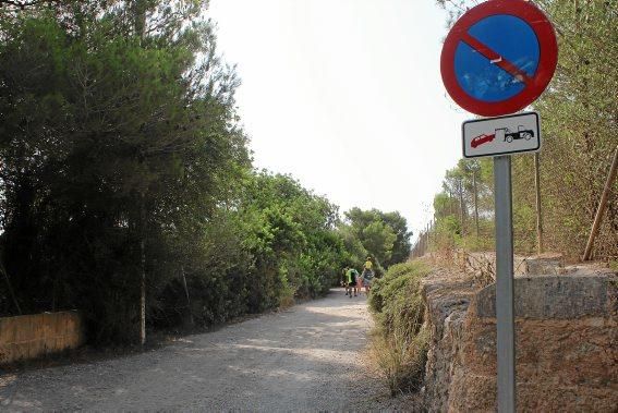 ...von dort aus geht ein Schotterweg ab in Richtung Cala Varques. Hier herrscht Parkverbot...