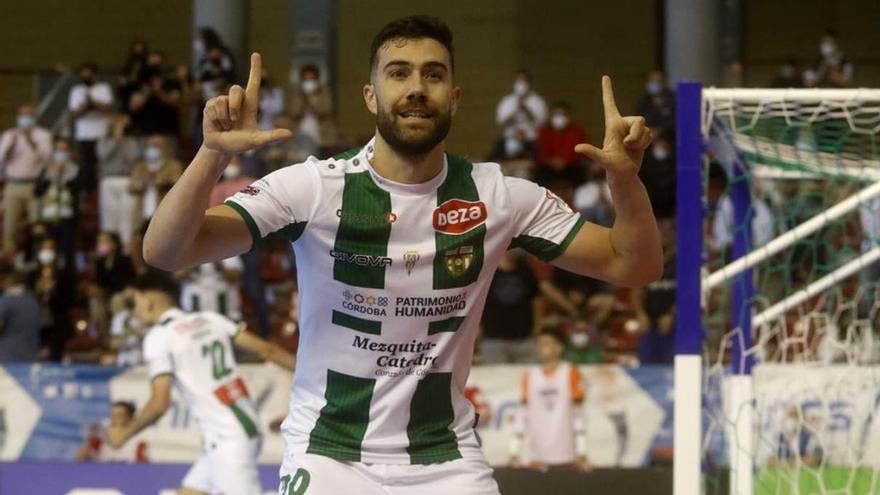 Alberto Saura celebra el primer gol del Córdoba Futsal en Vista Alegre.