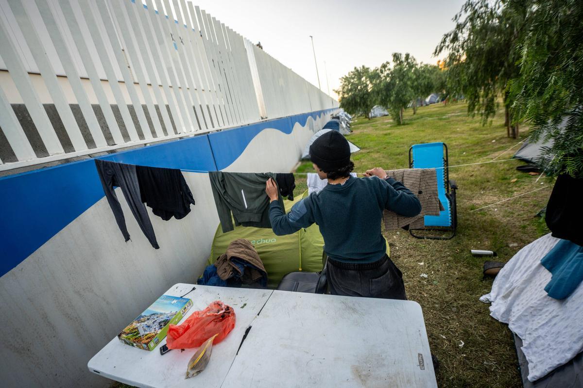 Barcelona 3/12/2025 Sociedad Reportaje sobre las personas sin hogar acampadas en la Zona Franca. - Ya'qub tiende la ropa en la zona donde vive gente sin hogar en la Zona Franca. AUTOR:JORDI OTIX