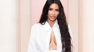 La tendencia 'cut out' se cuela en la camisa de Kim Kardashian y esta es nuestra propuesta de Zara