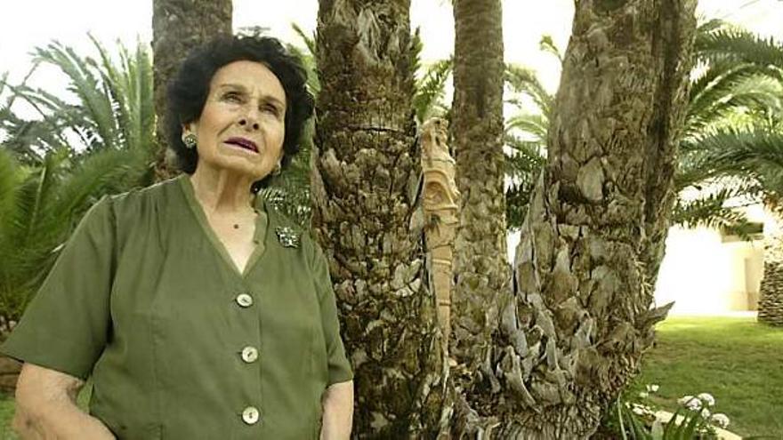 Nisa, en la palmera donde está la escultura colocada en su honor por los vecinos