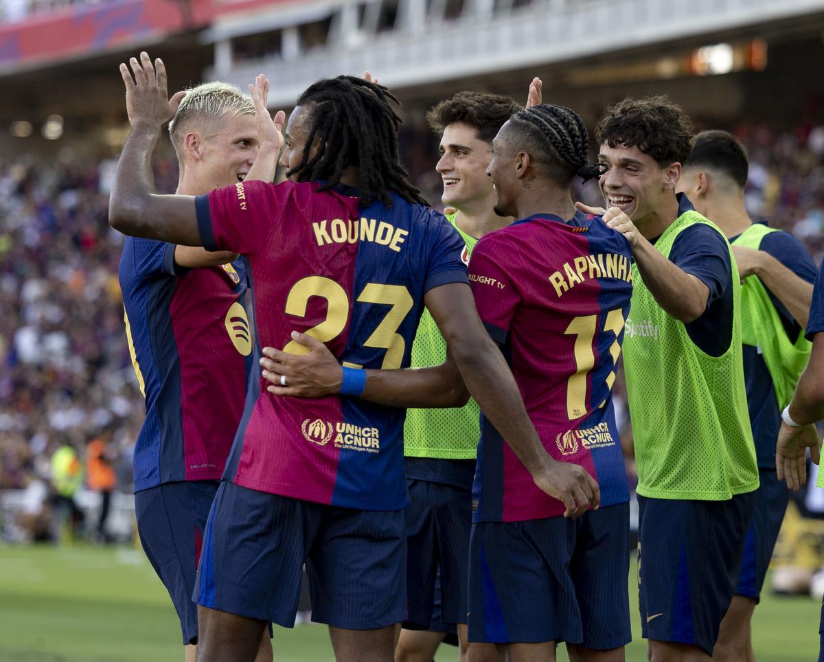 Los jugadores del Barça celebran el gol de Koundé contra el Valladolid