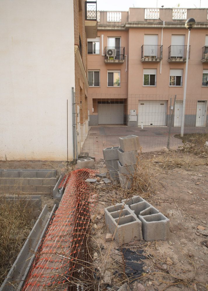 Queja de los vecinos de la Plaza Sant Cristofol de Sagunt, al tener que vivir junto a los restos de una obra parada hace años.