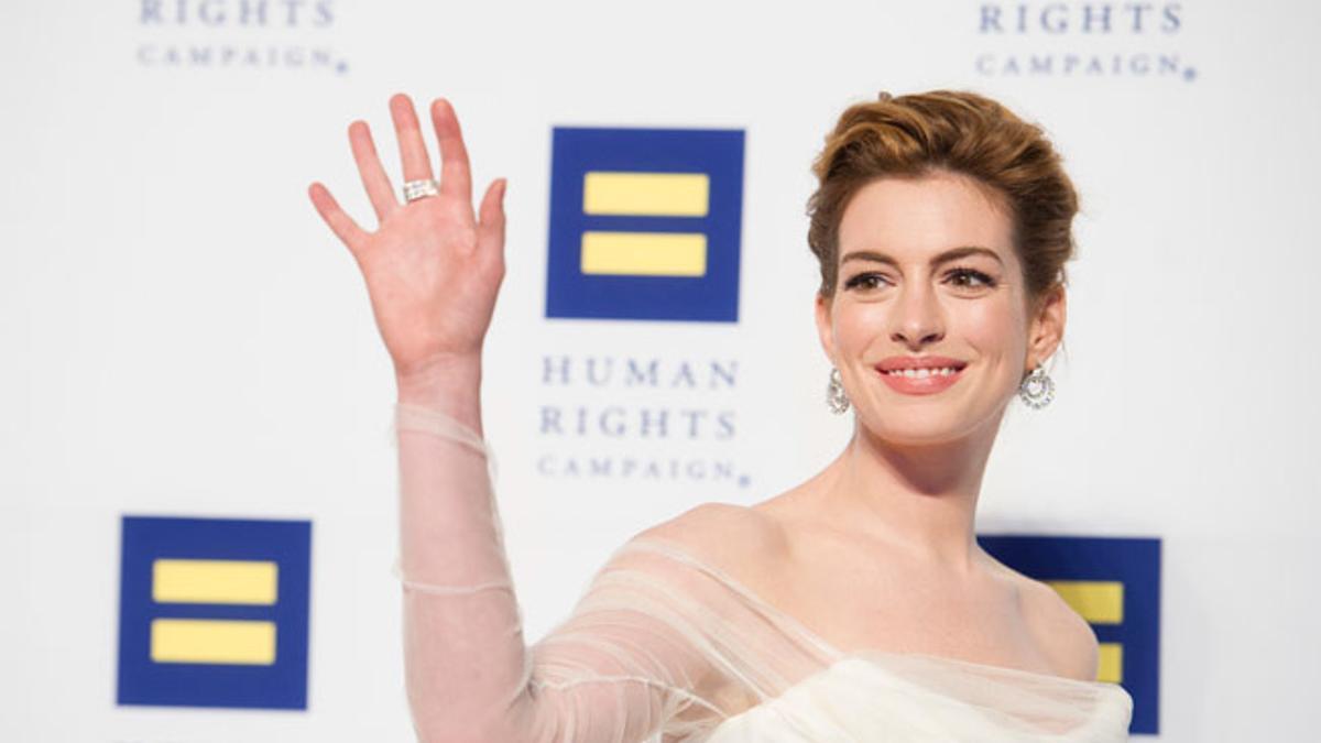 Anne Hathaway se viste de novia con un diseño de Vivienne Westwood