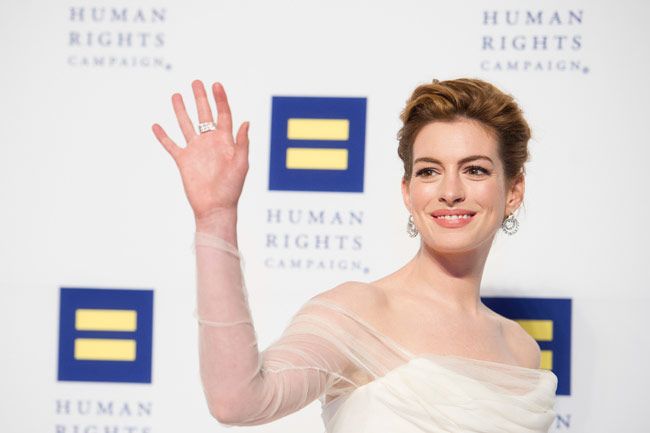 Anne Hathaway con vestido blanco de novia de Vivienne Westwood y pendientes de Chopard