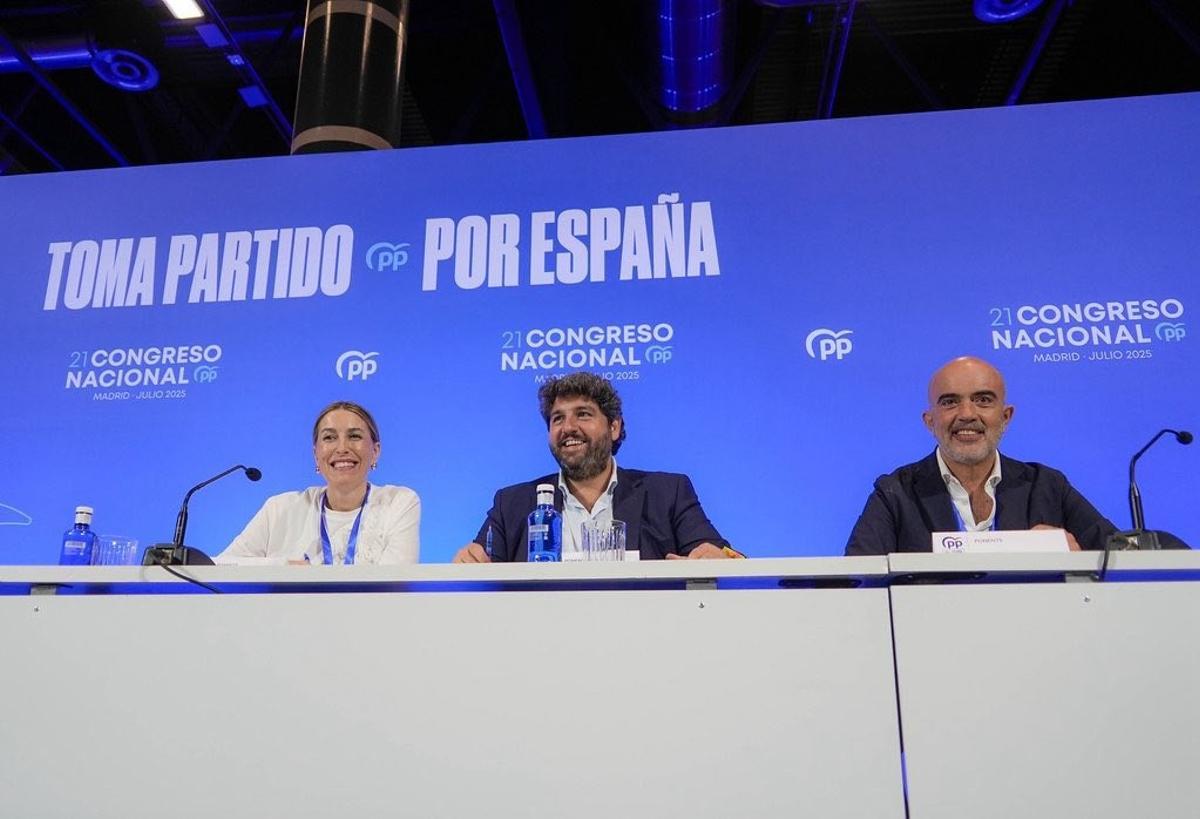 La presidenta del PP de Extremadura, María Guardiola, junto al presidente de Murcia, Fernando López Miras, y el portavoz del PP en el Ayuntamiento de Barcelona, Dani Sirera, en el XXI Congreso Nacional Extraordinario del PP
