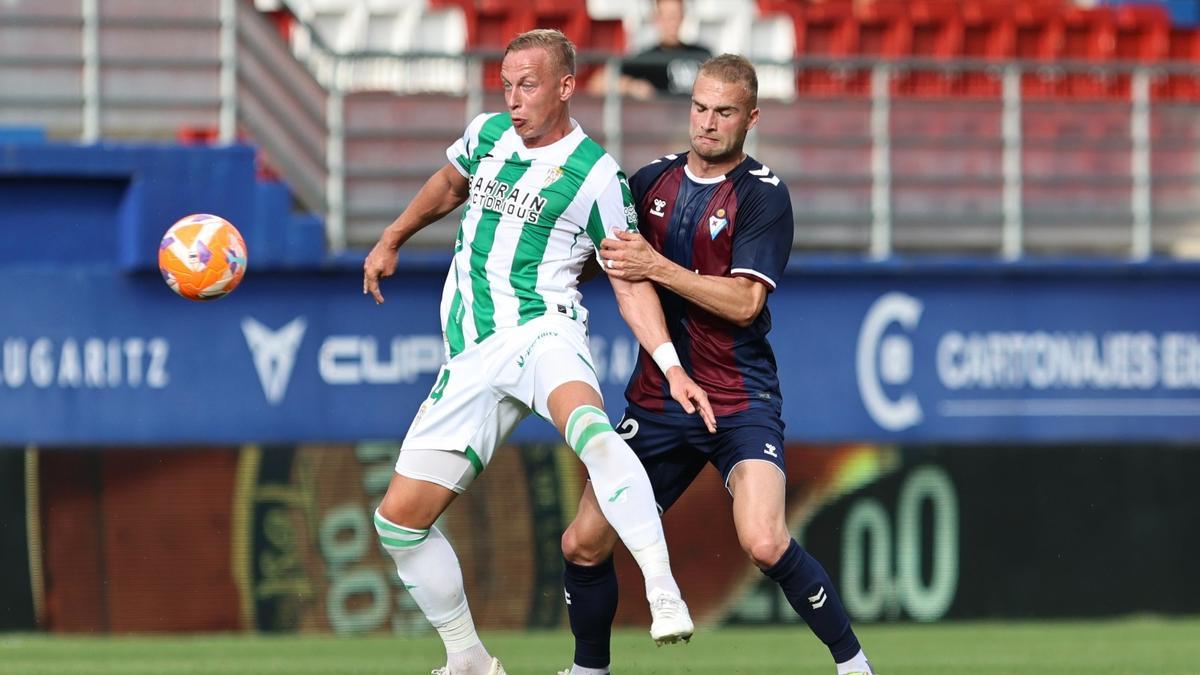 Nikolay Obolskii durante el Eibar-Córdoba CF.