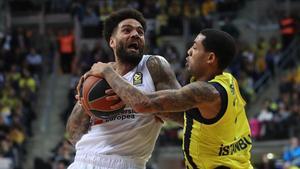 Erick Green trata de arrebatar el balón a Jeffery Taylor.