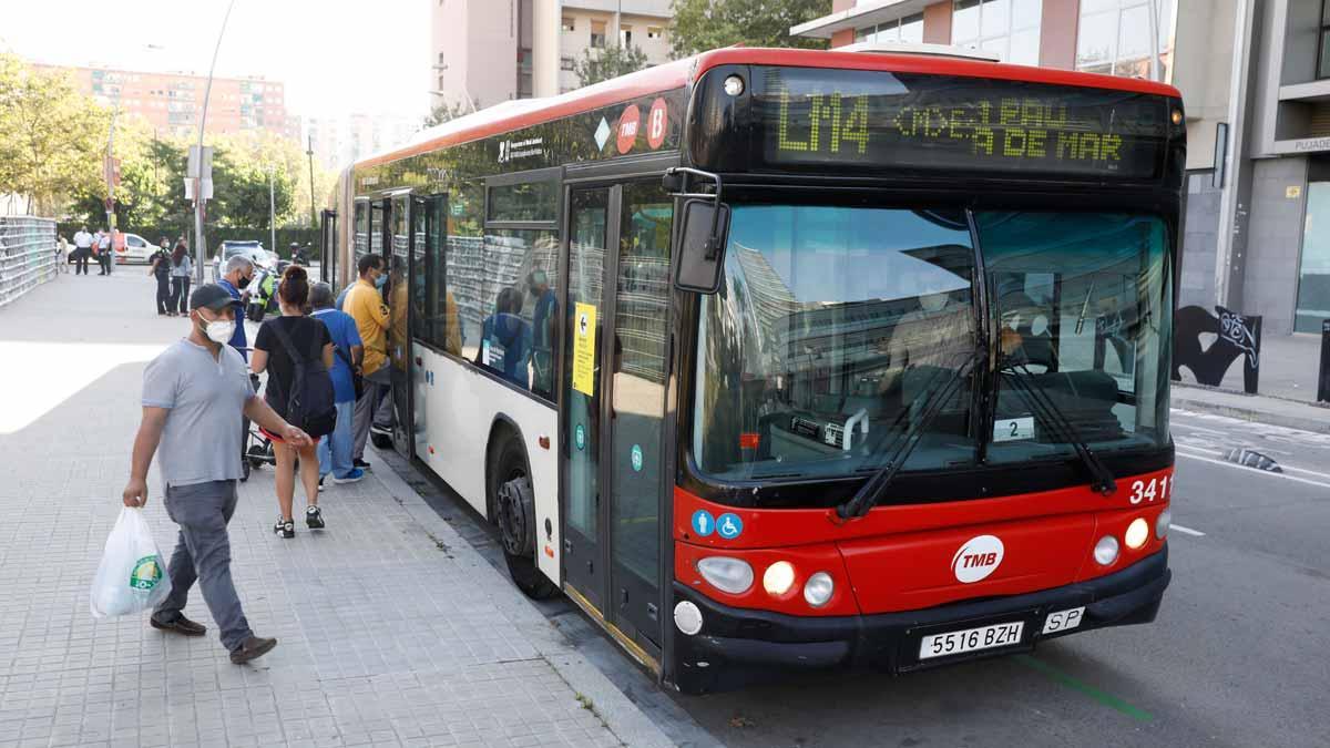 Primer día de cortes en la L4 del metro entre Selva de Mar y La Pau. En la foto, uno de los autobuses que llevan a los pasajeros entre las estaciones fuera de servicio.