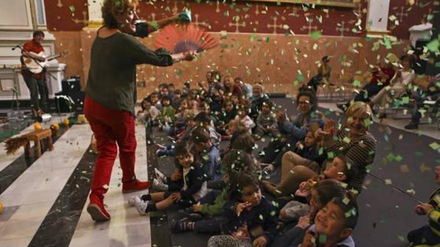 La compañía Teloncillo actuando ante el público infantil en la Capilla del Antiguo Asilo.