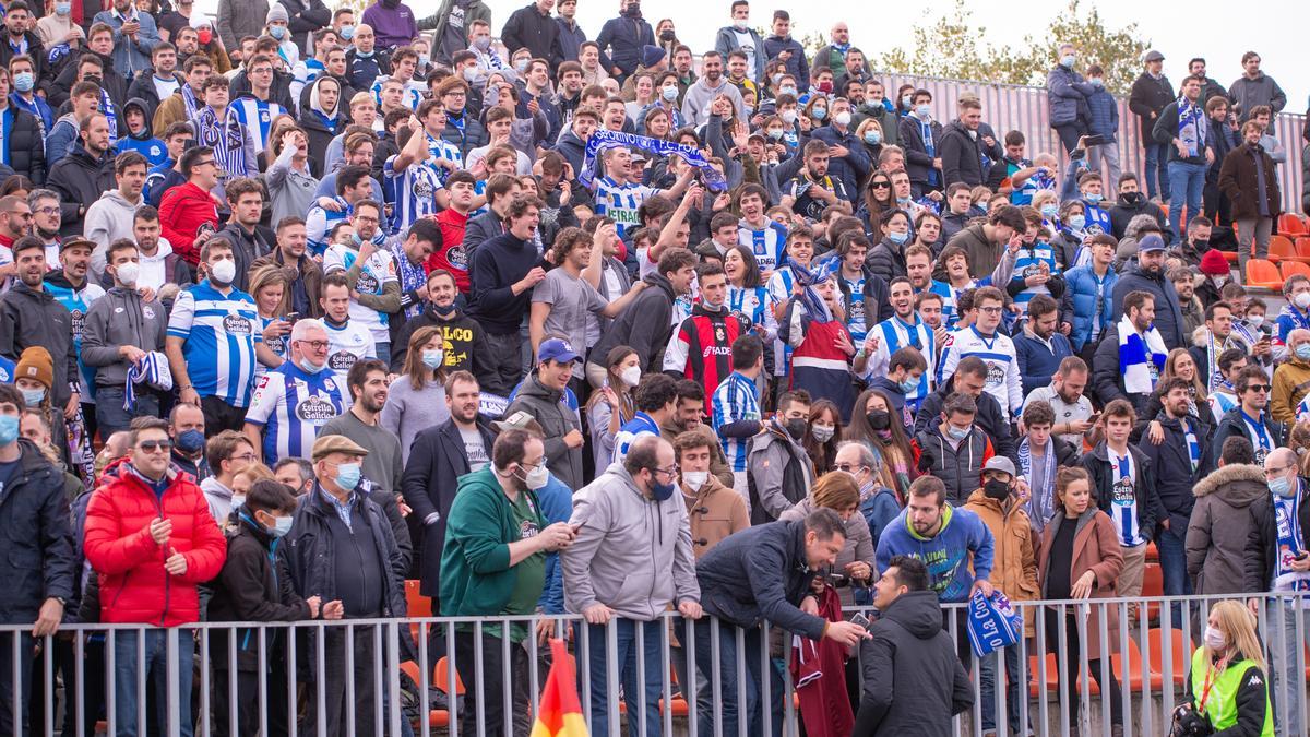 Miku acude a la grada tras finalizar el partido en Majadahonda