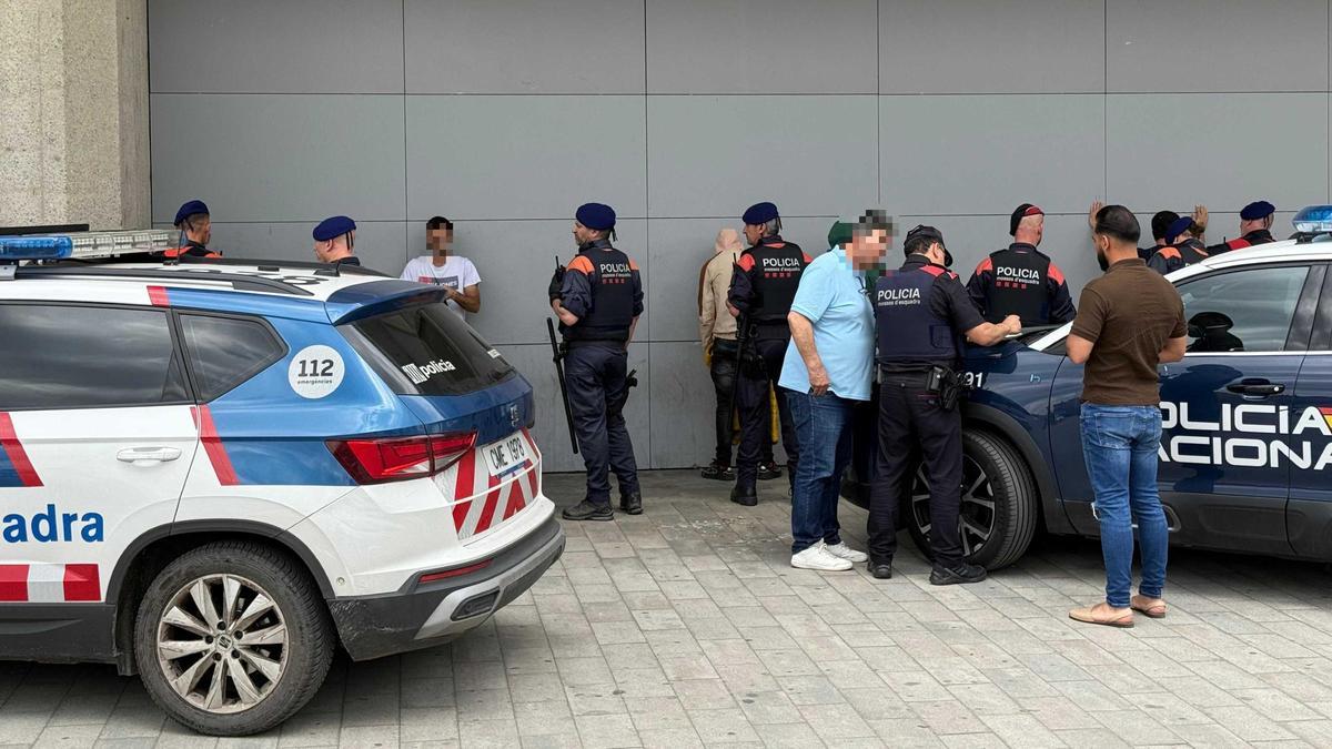 Els Mossos d'Esquadra i la Policia Nacional, durant un pla Kanpai a l'estació de trens de Girona.