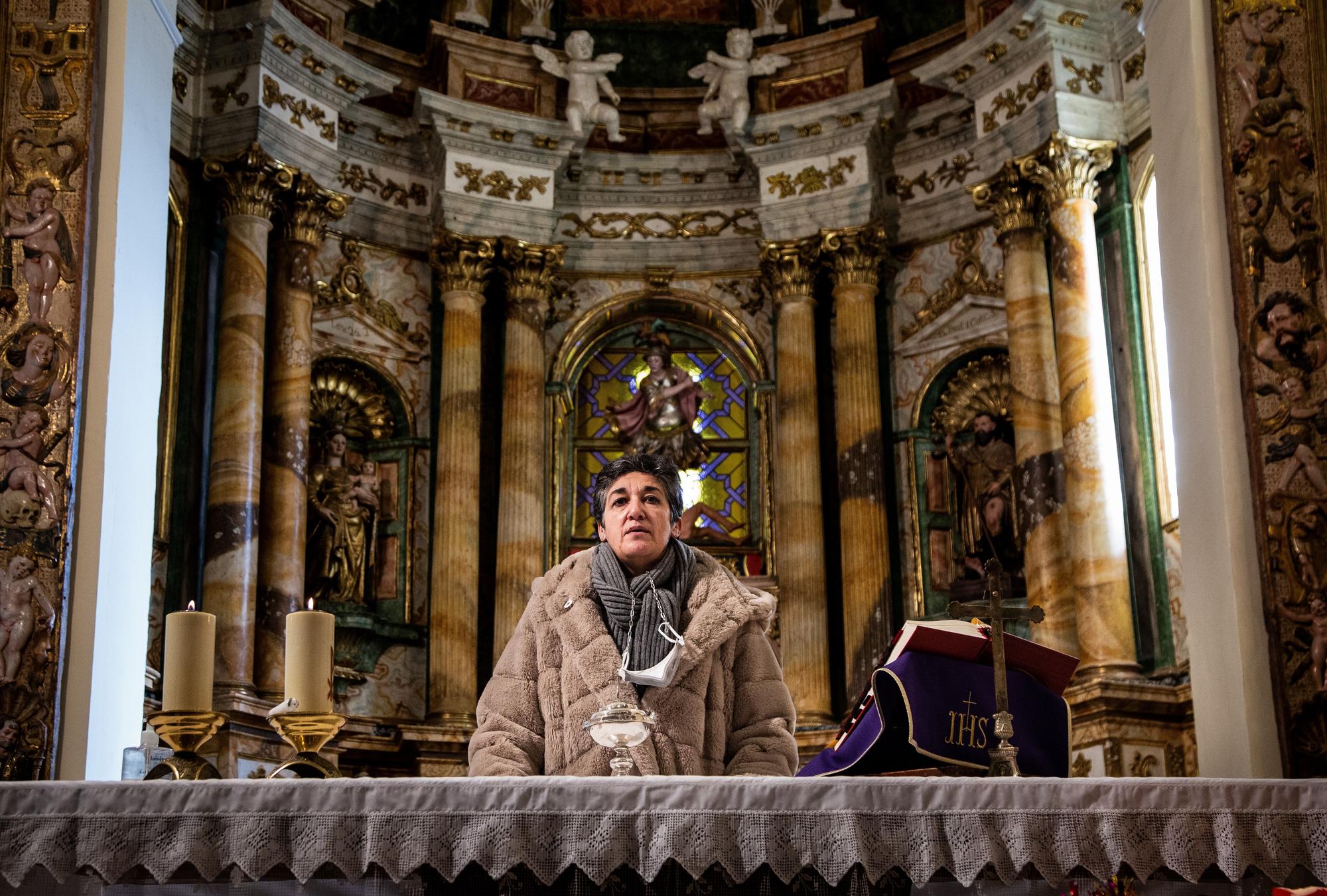 Ana Vázquez, animadora de la Palabra, durante la celebración dominical en Cantiveros.