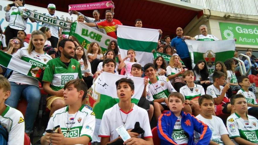 Alumnos del CP La Hoya acuden al estadio aprovechando un viaje de estudios a Mallorca