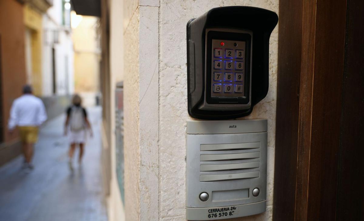 Un candado guarda las llaves de un piso turístico en Málaga.