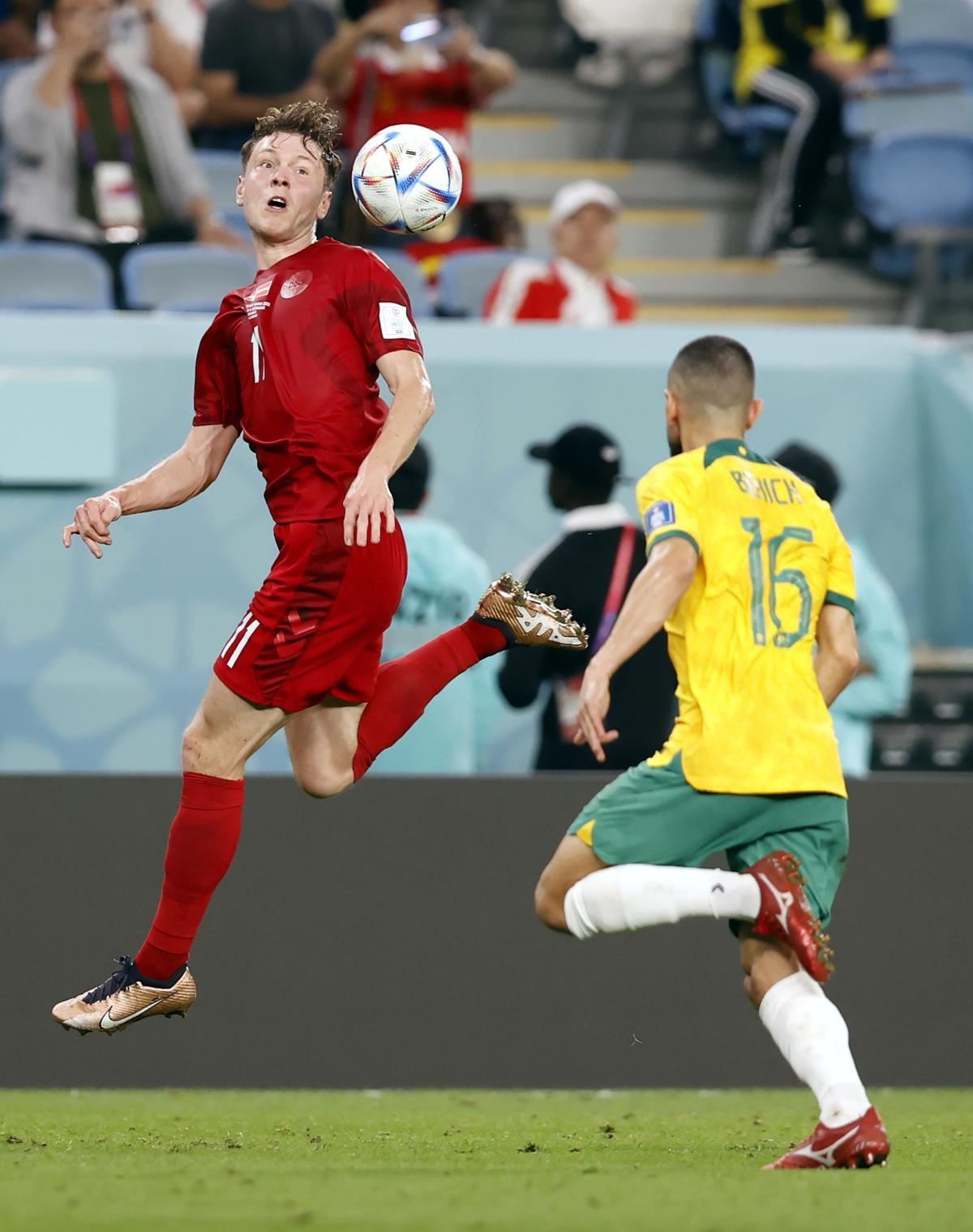 Al Wakrah (Qatar), 30/11/2022.- Aziz Behich of Australia in action against Andreas Skov Olsen (L) of Denmark during the FIFA World Cup 2022 group D soccer match between Australia and Denmark at Al Janoub Stadium in Al Wakrah, Qatar, 30 November 2022. (Mundial de Fútbol, Dinamarca, Catar) EFE/EPA/Rolex dela Pena