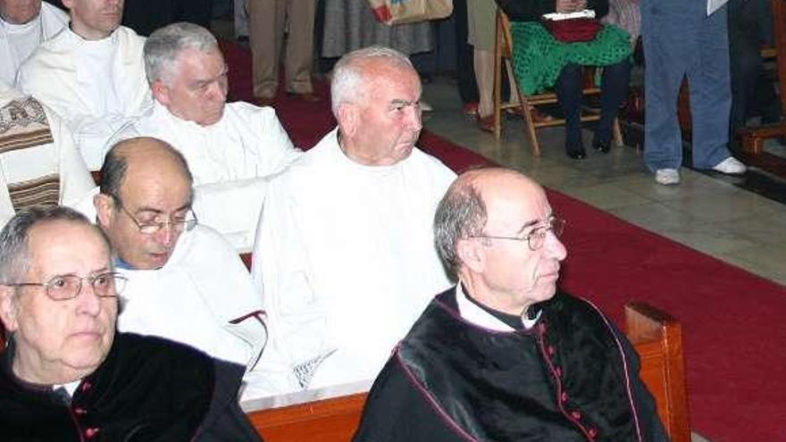 El sacerdote David González Álvarez, primero a la izquierda.  // FdV
