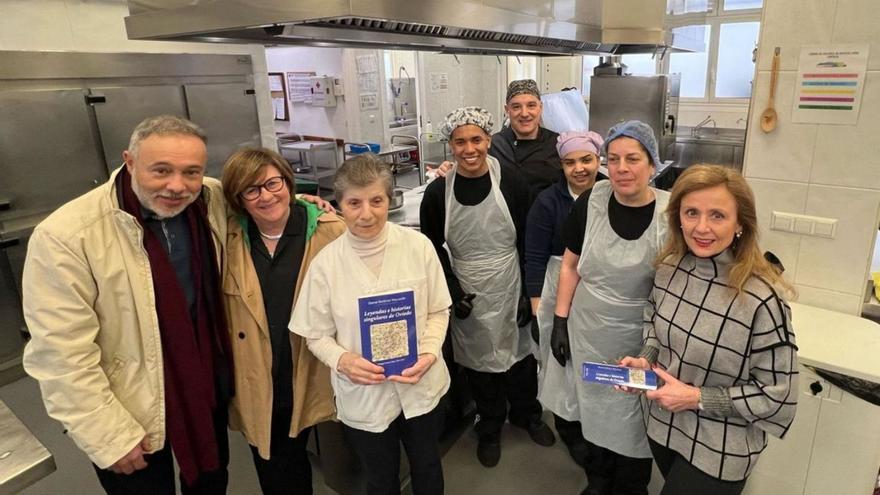 Por la izquierda, David Estévez, Mar Prieto, sor Carmen Lorenzo, Daniel Carabali, Florentino Menéndez, Cesarina Mora, Vicky Mella y Encarna Virgós, ayer, en la Cocina Económica.