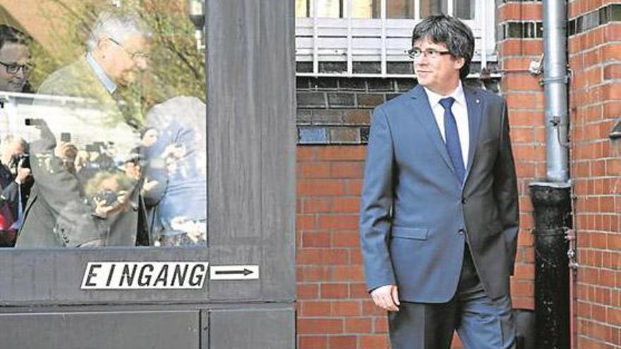 Puigdemont exige a Rajoy diálogo político y la liberación de los presos