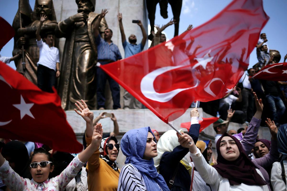 Supporters of Turkish President Tayyip Erdogan shout slogans and wave Turkish national flags during a pro-government demonstration in Sarachane park in Istanbul, Turkey, July 19, 2016. REUTERS/Alkis Konstantinidis