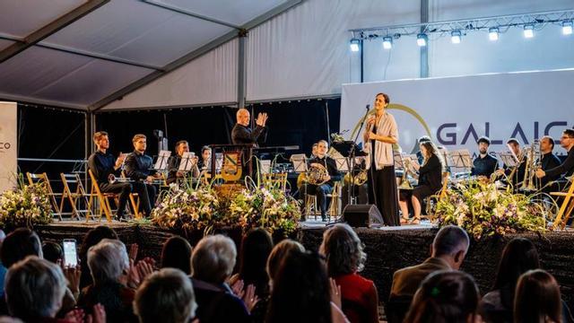 Actuación de Rosa Cedrón junto al Galaico Brass Ensemble en el antiguo CEIP de Merza.