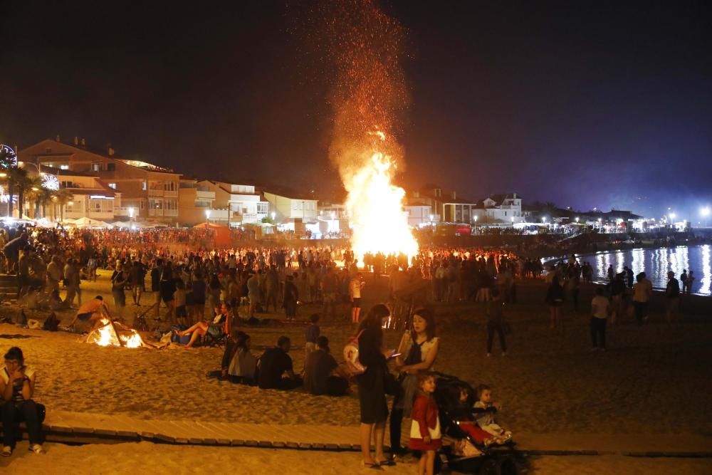 Cientos de personas acuden un año más al arenal de Nigrán para celebrar el inicio del verano entre fuego y diversión.