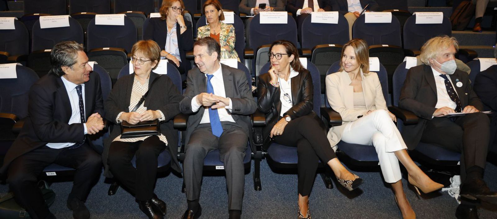 En primera fila desde la izquierda: Eloy García, Alicia Villauriz, Abel Caballero, Maica Larriba, Marta Fernández-Tapias y Audun Lem.